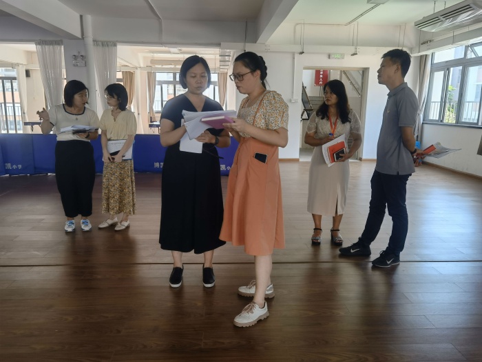 專家們在現(xiàn)場指導.jpg